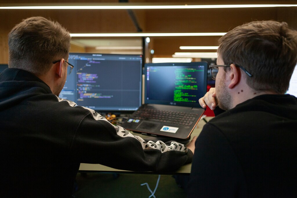{Innovamos cada día} para transformar negocios con {soluciones de software y hardware} confiables